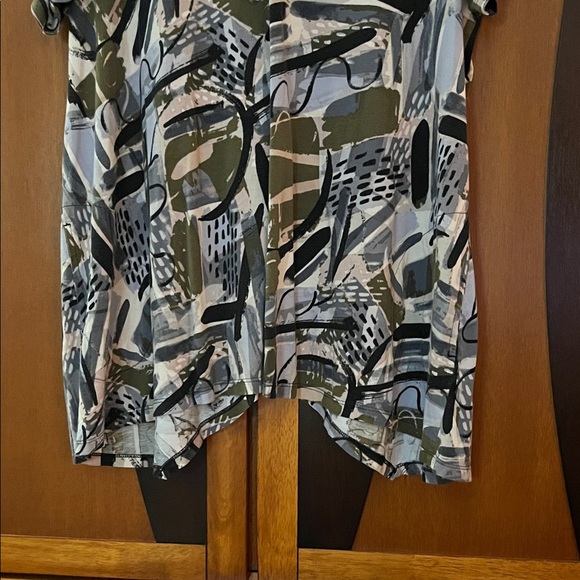 🔥🔥🔥LOGO Short Sleeve Top in Green, Black, and Gray Abstract-Sharkbite Hem - Picture 2 of 4